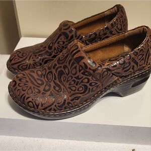 Born Concept BOC Brown Floral/Paisley Embossed Leather Closed Back Clogs Sz.7/38